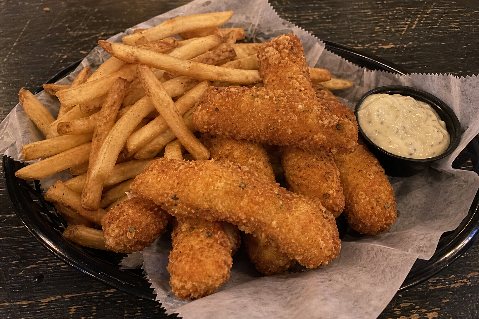 Crispy fish fingers with fries and tartar sauce