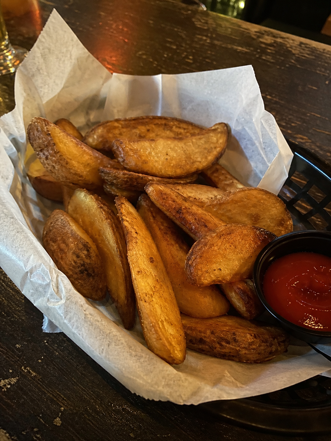 Crispy potato wedges with ketchup